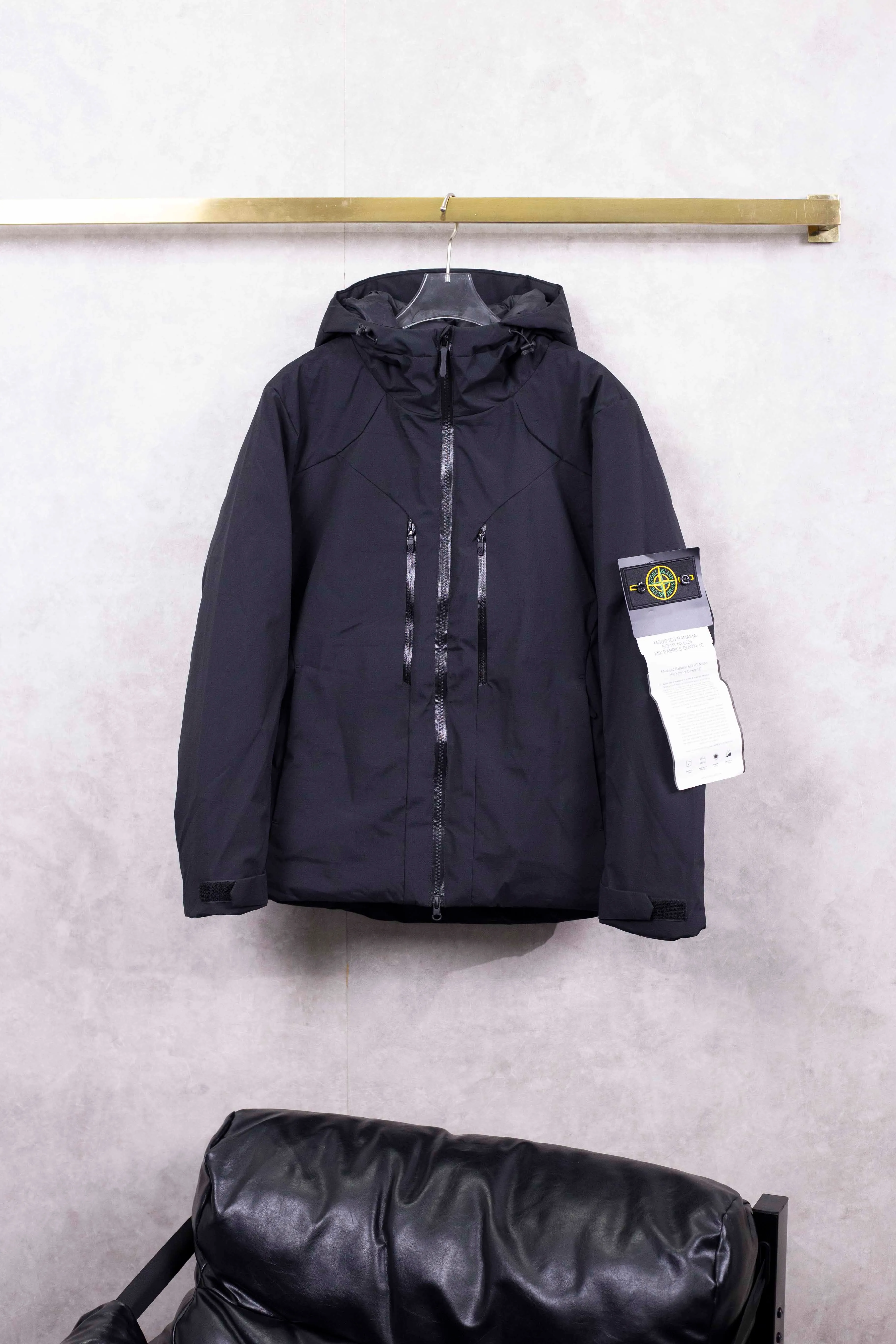 P390 Stone lsland/Stone Island new winter windproof, waterproof and warm hooded cotton jacket Size: M-3XL Color: mustard yellow carbon black beige brown olive green Enjoy the big-brand outdoor warmth experience at an affordable price! Each of the four colors has its own characteristics, and they continue the same outdoor functional design of Kolon: hooded and windproof, multiple pockets are practical, and the fabric has excellent warmth and wind resistance. With high cost performance, it brings a wearing experience that is not inferior to that of big brands. This winter, it is the right choice.